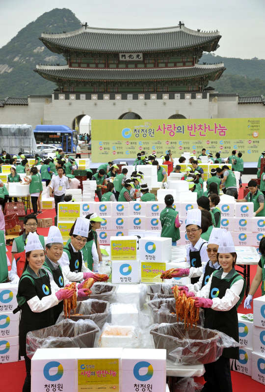 청정원 사랑의 반찬나눔 행사 참석자들이 직접 담근 김치를 선보이고 있다. 사진= 대상 제공